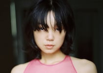 古川琴音（29）特徴的な「前髪ぱっつん」に切ってもらってる姿にファン悶絶「お人形さんみたい」「可愛すぎ」「アイコンいいね」