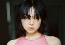 【画像】え、「可愛すぎる」「お人形さんみたい」「ホントに29？」　コチラが古川琴音さんが「前髪ぱっつん」にしてもらってる姿です
