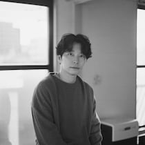 「どこのギャルかと…」星野源（45）、黒髪から”一変”ハイトーンヘアに「若返ってる」「髪色の破壊力よ」