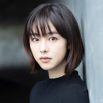 唐田えりか、「チラ見え」衣装に反響　大胆な“穴あき”ジャケット姿に「大人っぽい」「スタイル抜群」
