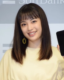 広瀬すず(27)の最新ショットにファン衝撃　「脚長ッ」「カッコいい」「何持ってるの」「時計じかけのオレンジみたい」