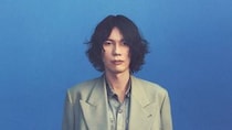 【画像】え、「ほほ笑んでる」「まるで絵画」こちらは米津玄師さんが描いた「カラフルな“烏”」です