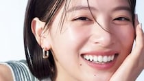 【画像】え、「雰囲気一変」こちらは出口夏希さんが初表紙を務める「美的」2つの夏ルックです（4枚）