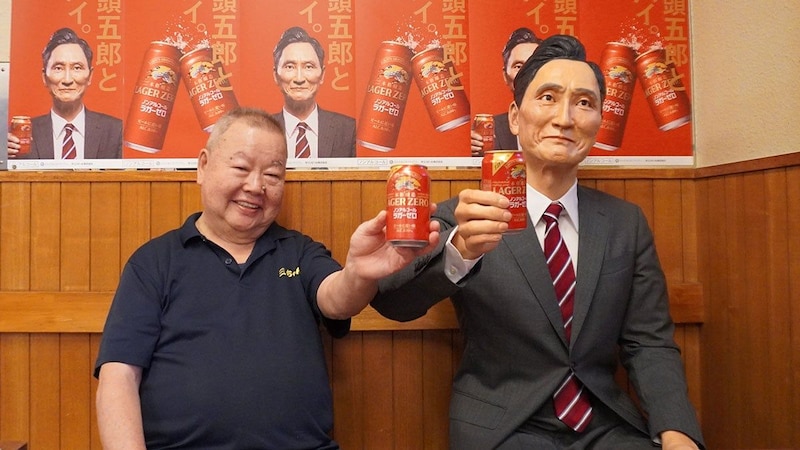 『孤独のグルメ』五郎さんと乾杯! かつて訪れた呑んべのお店に等身大フィギュア登場