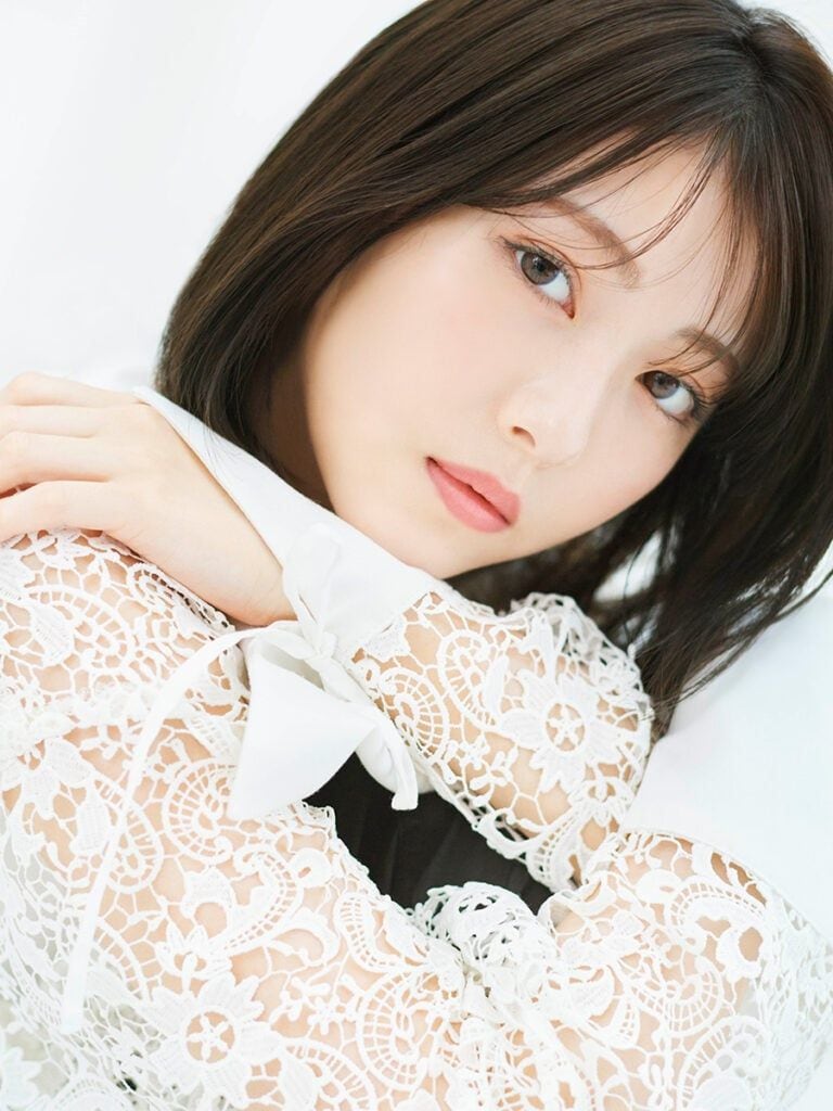 「ありえんくらい可愛い」浜辺美波(25)の“雰囲気ガラリ”な2枚のオフショットにファン興奮