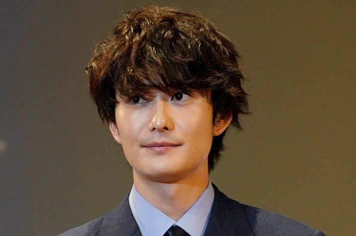 「え、怖っ」岡田将生、雰囲気一変した“悪役姿”に反響「笑いながら殺していくタイプだ…」「表情やばい」