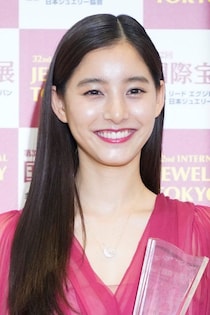 新木優子(32)の「プールにいる」姿にファン絶賛　「その角度いい」「気持ち良さそう」「水着姿もっと見たい」「マーメイドだ」
