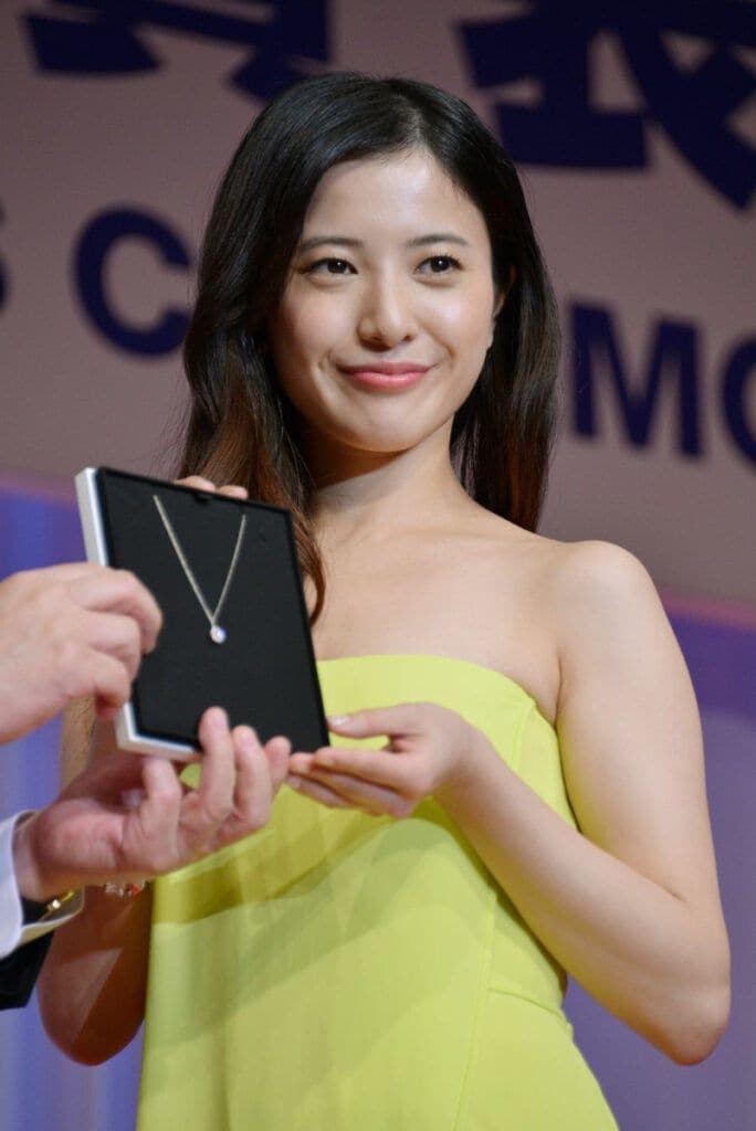 吉高由里子(37)が“俳優2人”に挟まれた、笑顔のプライベートショットが話題に「なにこのメンバー!?」「可愛い」