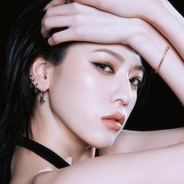 三吉彩花（30）がへそ出し＆透けシャツ衣装で『キングダム』舞台挨拶に登壇、麗しオフショット公開