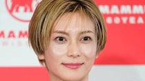 【画像】え、「背中が…」「前の姿で油断した」こちらが柴咲コウさんの完成披露試写会登壇時の「ギャップありすぎ」衣装です（8枚）