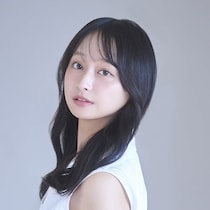 元日向坂46女優（25）　衝撃の「出し過ぎな姿」にファン「別人かと」「スパイみたい」「美しさと知的さが両立」「袋とじ？」