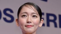 【画像】え、「デコだしショート可愛すぎる」「横顔美人」「人形かと」　吉岡里帆さん（33）の最新姿
