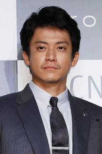 「デカッ!!」小栗旬（43）、香川真司選手との2ショットに反響「え、ワクワクさん？」「身体つき選手並み」