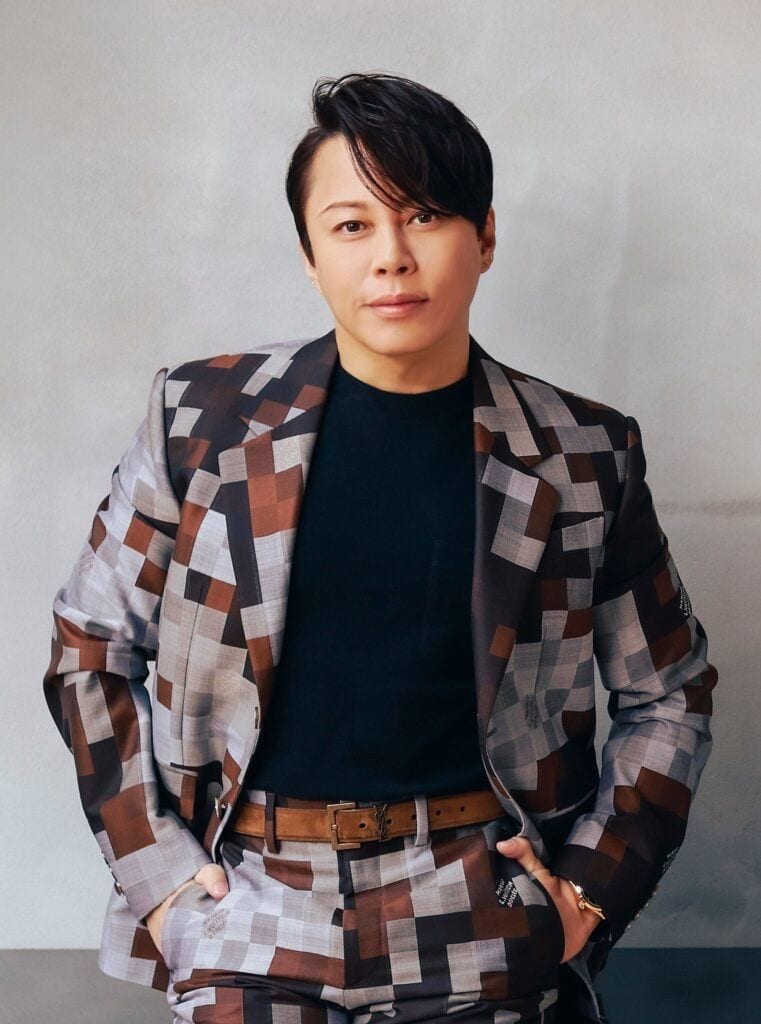 西川貴教(55)ケンタッキーとのコラボ姿が衝撃 「顔に貼り付いたモノ」とバキバキ肉体にファン「美味そう」「胸筋がさらにデカく」