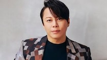 【画像】え、「10年前のアルバムと同じ」「くそワロタ」「胸筋デカすぎる」「美味しそう」　コチラが西川貴教（55）の顔に意外なものが貼り付いたケンタッキーのコラボビジュアルです