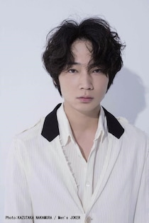 「不気味すぎ」綾野剛の”激変”ビジュアルに衝撃　不穏さ溢れる姿に「一瞬、誰かと…」「怖いって」