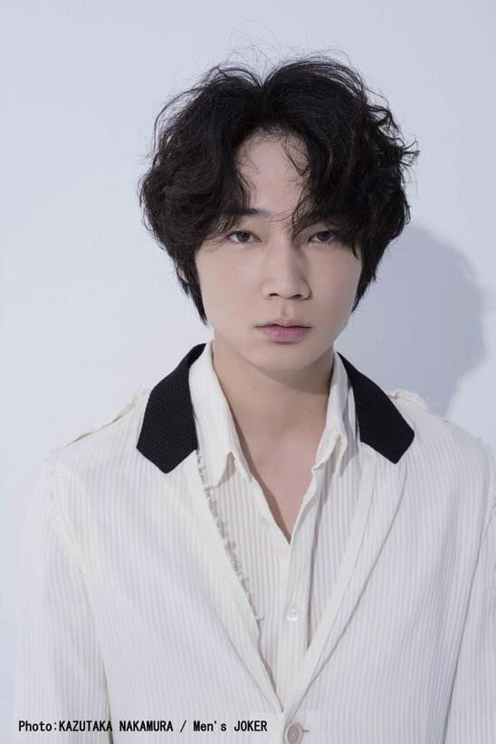 「不気味すぎ」綾野剛の”激変”ビジュアルに衝撃　不穏さ溢れる姿に「一瞬、誰かと…」「怖いって」