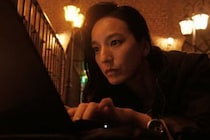 【画像】え「歌ってる時の表情かっこよ」「雰囲気違い過ぎ」「めっちゃ美人」「クールだ」　コチラが『VIVANT』の「現地別班員」役・レイヤマダさんの歌手活動の時の姿です（5枚）