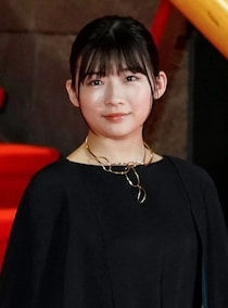 伊藤沙莉（32）が人気作共演のイケメン（37）と2ショット　「お揃いTシャツ可愛い」「仲良しカップルみたい」「光源氏くん！」