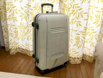 スーツケースのキャスターゴムの自力でかんたん修理方法