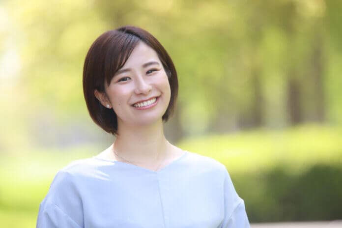 ①笑顔で楽しそうにする