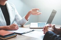 直球アプローチはNG⁉︎ 取引先との恋愛に必要なテクニック