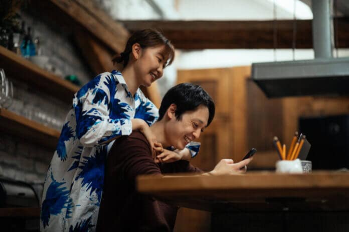 女性が見せる「好意があるサイン」とは?