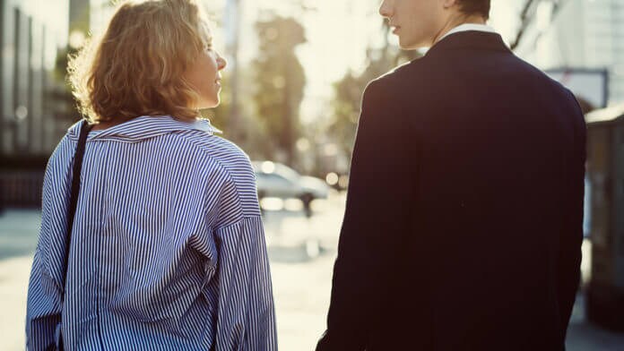 並んで歩いているときに体が触れる