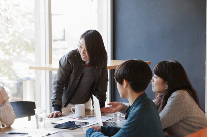 ①会話中の言動や矛盾点に注目する