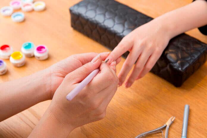 人差し指と薬指の長さで恋愛性格がわかる？指先で知る恋の傾向と相性