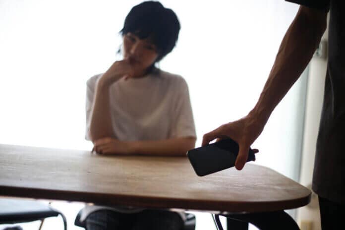 そっけない態度を取る