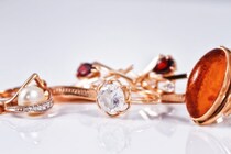 右手中指の指輪に意味あり？恋人募集中かどうか見抜く方法