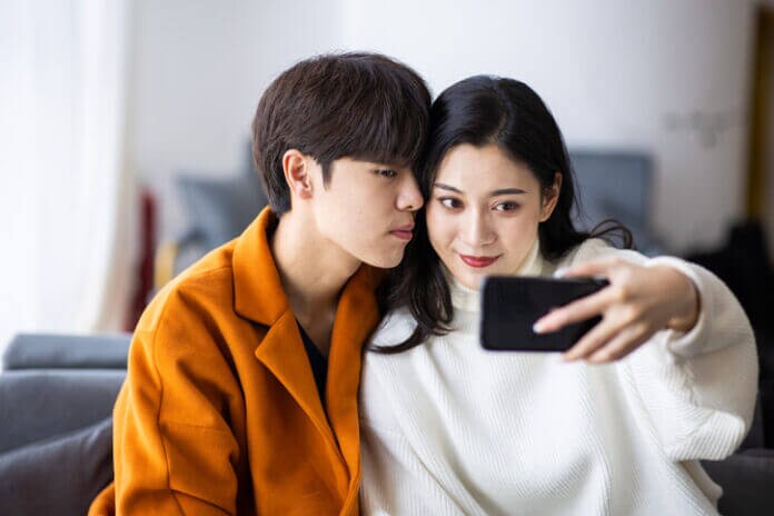 一緒に写真を撮る