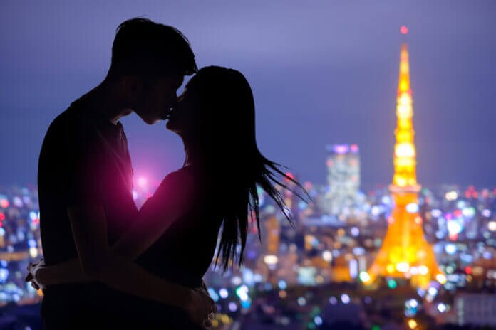 キスは唇だけじゃない!彼をドキドキさせる場所とは