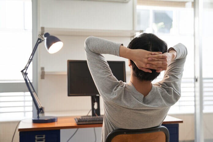 素っ気ない態度を取る