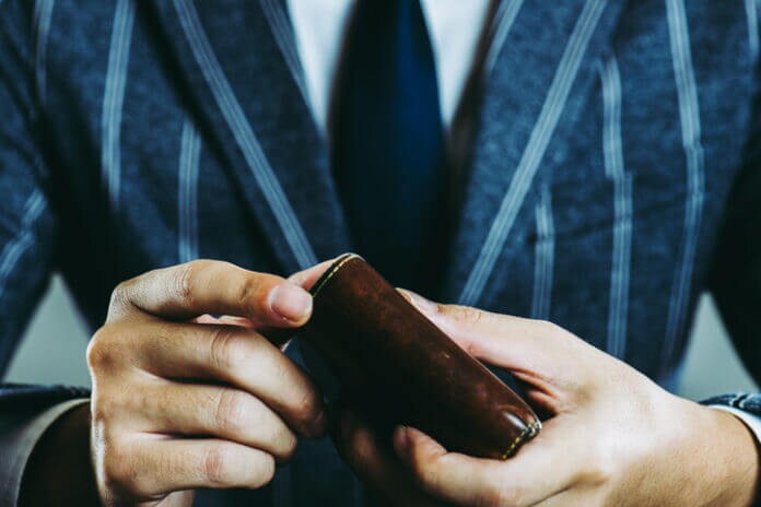 高級ブランドで身を固めている