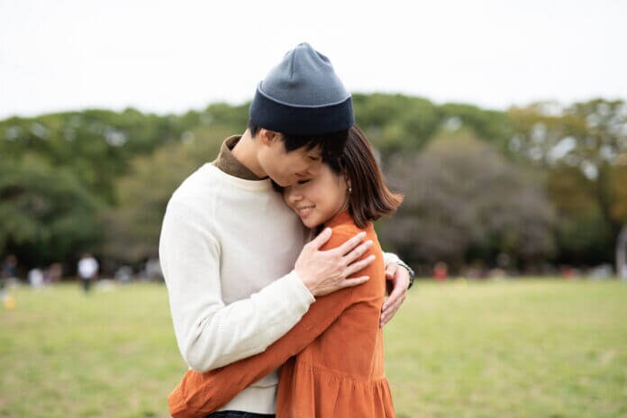 男性が思わず抱きしめる時の場面5つ