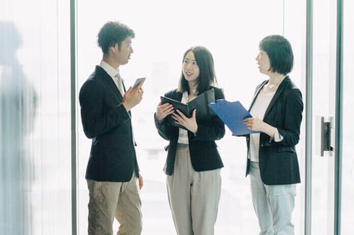 ■男子が勢いづく「なにか」を差し出す