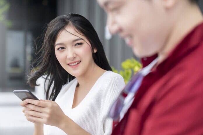 気になる彼のLINEをゲットする自然なきっかけとは?