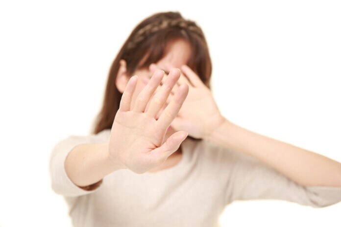 喪女が男性との会話でやりがちな“地雷行動”と回避術