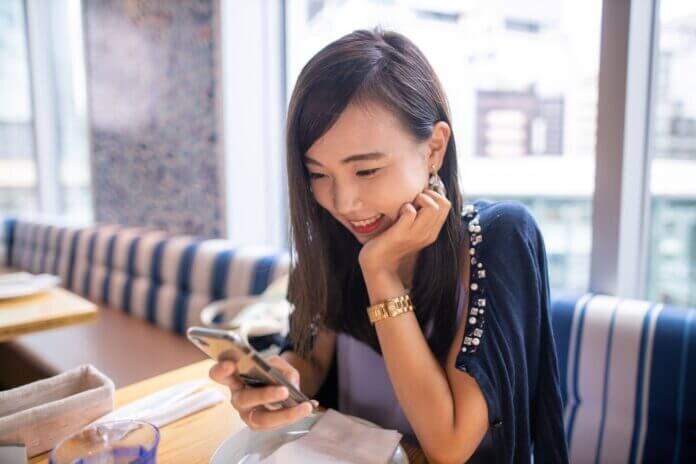 3：喋っていても頻繁にスマホをいじっている