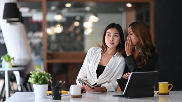 嫉妬や噂話のターゲットになりやすい