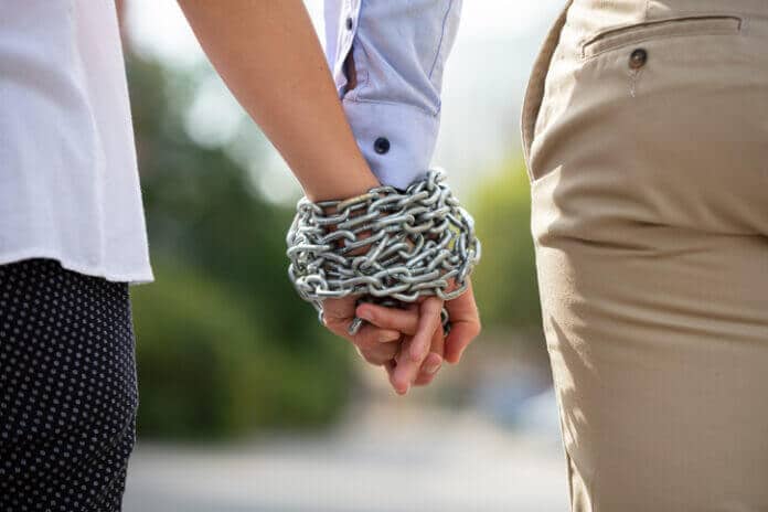 依存しないこと