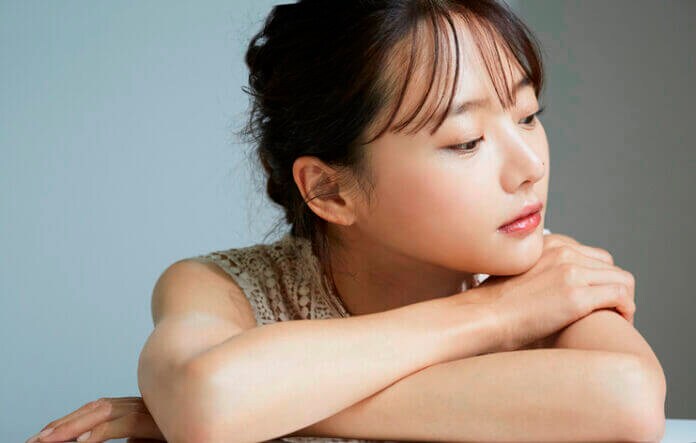 2、届きそうで届かない女性である