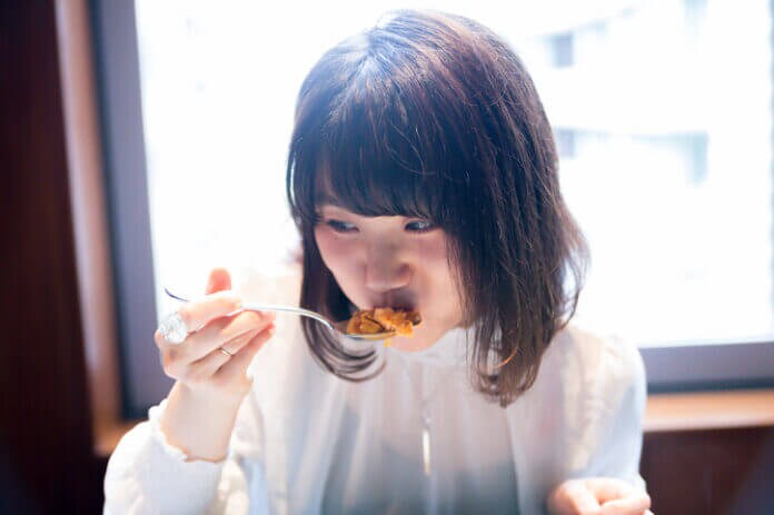 １：食べ方が汚い女