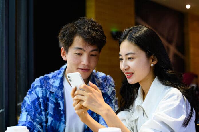 アラサー男性は年上好き？草食男子に人気のモテ女性とは