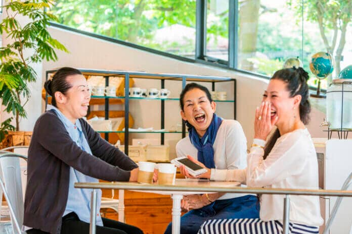 占い好きは男ウケする？「ハマる女」vs「信じない女」どっち？