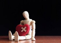 男性が寄ってこないのは“負のオーラ”のせい？恋を遠ざける危険サイン3つ