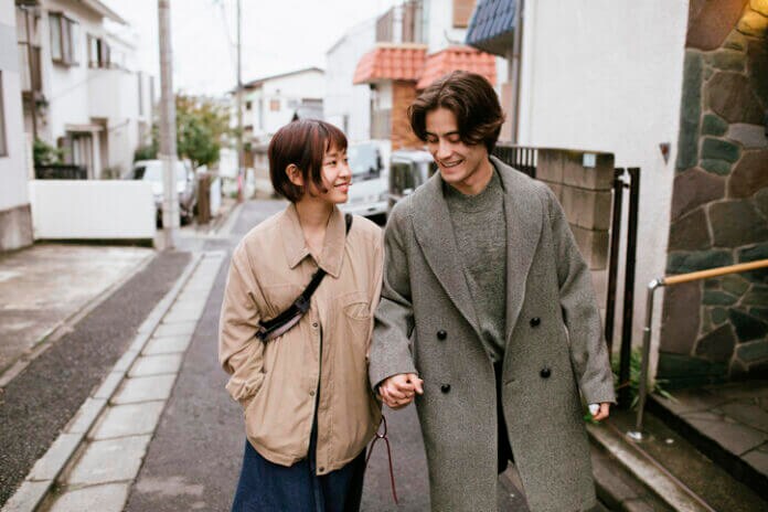 ヒモ男に貢ぐ女の特徴とは? 恋愛で搾取されやすい女性の心理