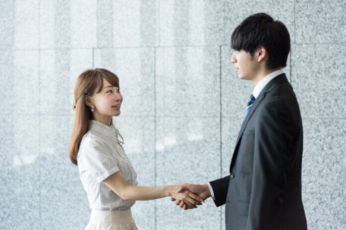 手を触る男性心理とは？ さりげないスキンシップに隠された本音7つ